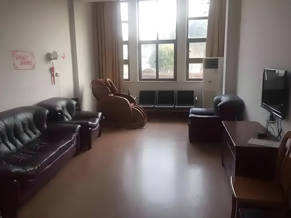 大学毕业生能入深户口吗_于佩尔：热爱永远不会消失 城际撞上一辆野猪快车